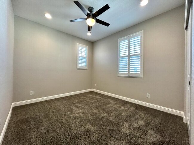 Building Photo - Beautiful Modern 3 Bedroom With Solar! - Apply Today!