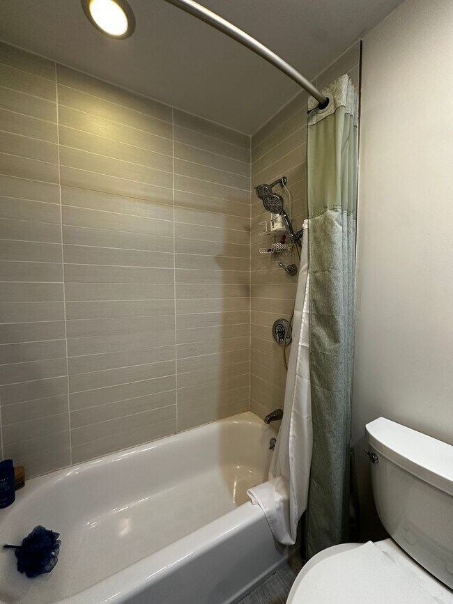Building Photo - No Brokers Fee!! Spacious 2-Bed, 2-Bath Co...