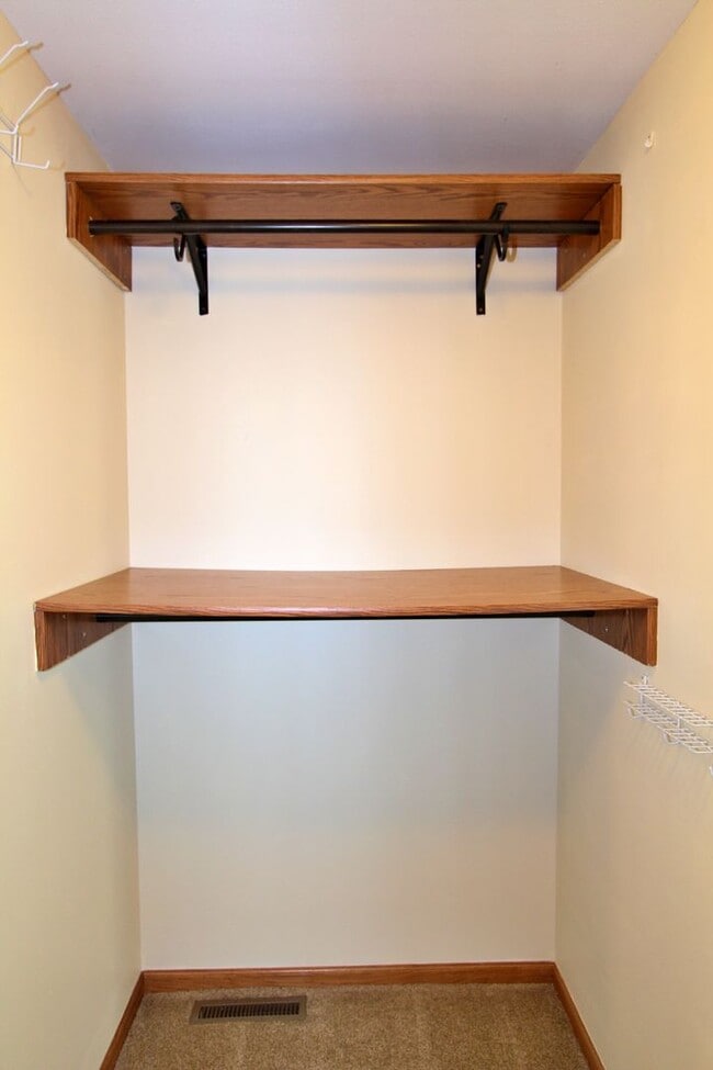 Building Photo - 3 Bedroom Townhome