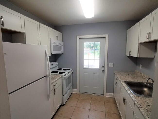 Building Photo - Renovated Duplex in Brandon - 2 Bedroom 1 ...