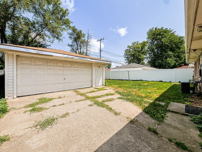 Building Photo - 1147 E Brockton Ave
