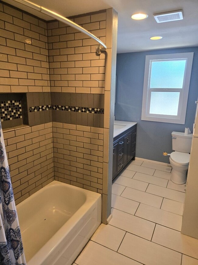 Building Photo - Cozy Eastgate Home