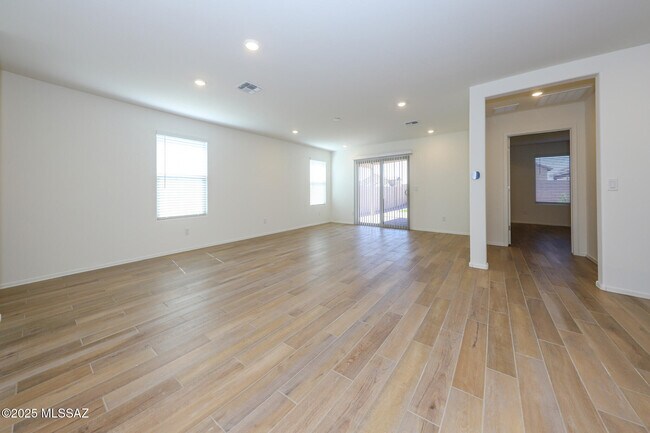 Building Photo - 9122 E Red Blf Ct