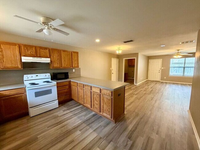 Building Photo - 2 Bedroom, 2 Bathroom Duplex!