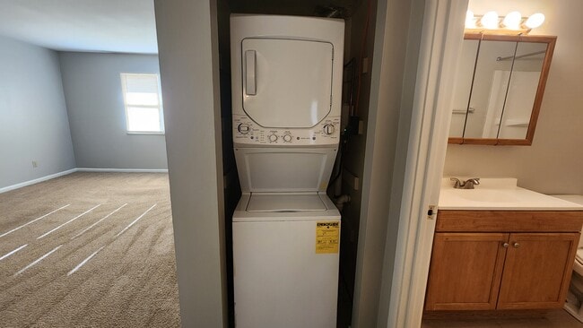 Building Photo - 102 W 8th Ave