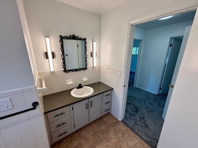 Building Photo - Three Bedroom / Two Bathroom House AVAILAB...