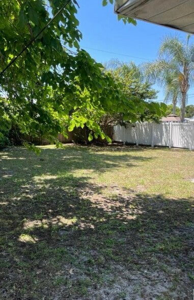Building Photo - 2608 Anastasia Dr