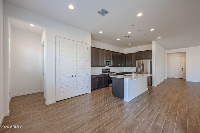 Building Photo - 7606 W Jackrabbit Ln