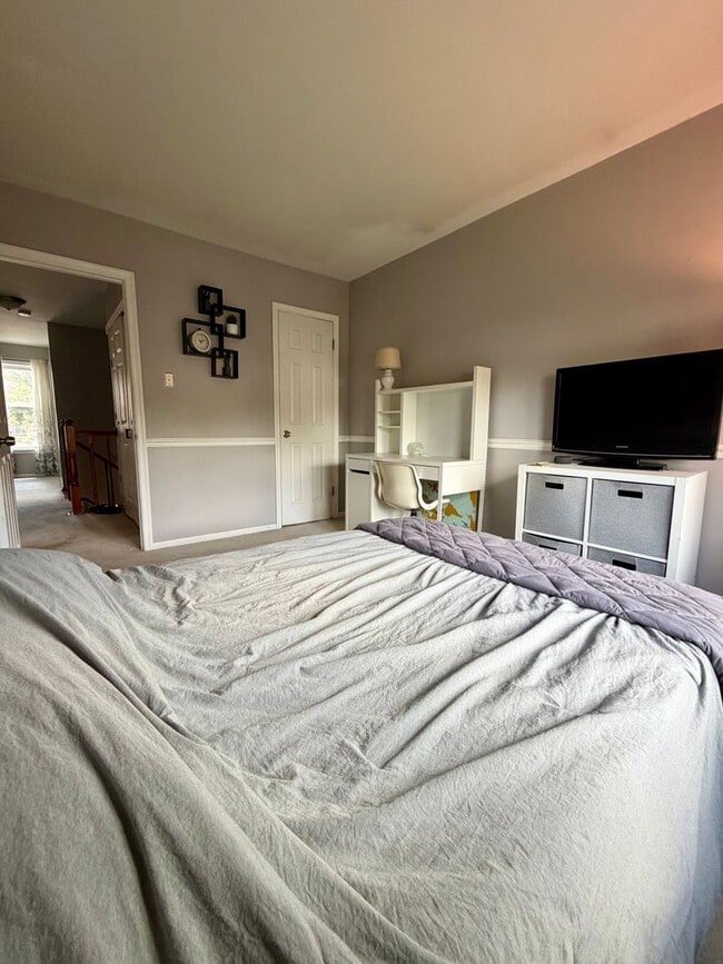 Building Photo - Stunning 3-Bedroom Townhome Nestled in Andorra Woods! Available mid-August!