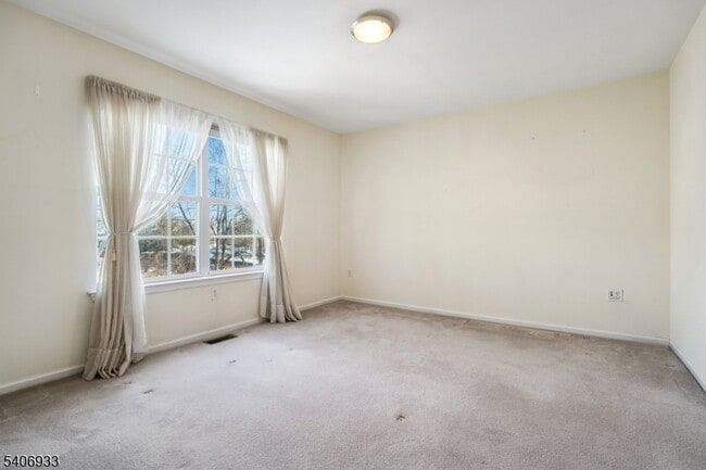 Building Photo - 163 Gladstone Dr