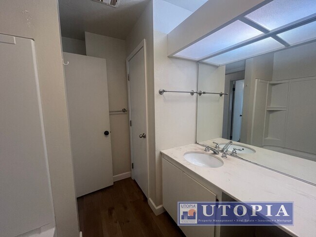 Building Photo - RENT SPECIAL: 50% off 1st months rent if the lease is signed by January 1st! Bright Natural Light...