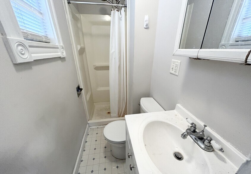 Building Photo - 103 Buttonwood St