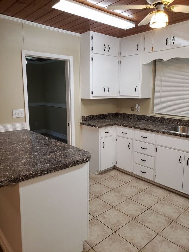 Building Photo - Gorgeous Historic 3/2 in Crystal River!!!