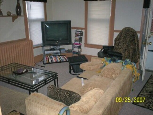 Building Photo - Spacious 3-Bedroom House with Parking & Pr...