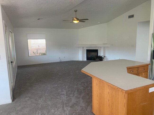 Building Photo - Wonderful 3 Bed 2 Bath Single Story on Sou...