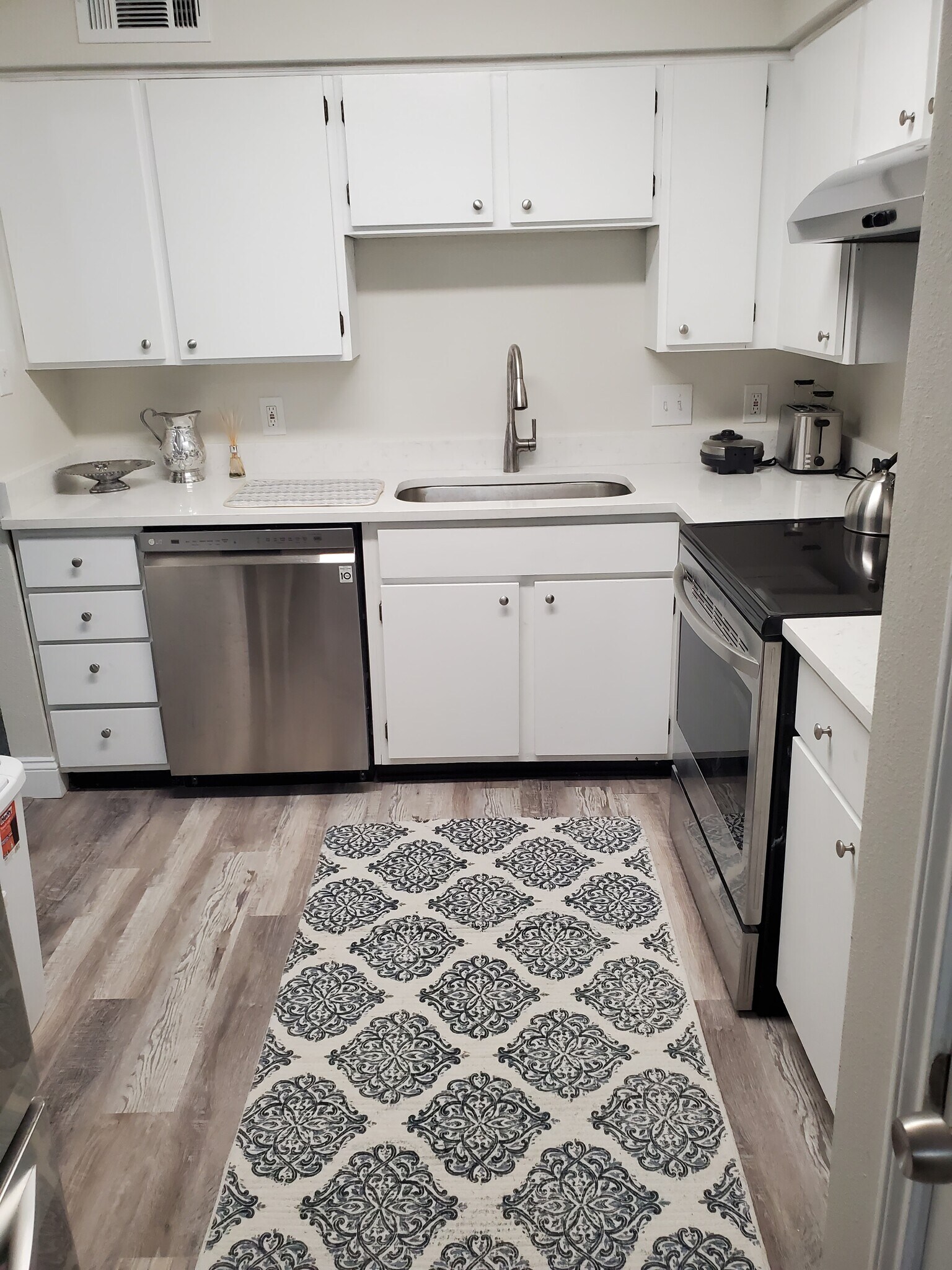 Building Photo - 1161 Lake Ave