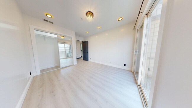 Building Photo - 711 La Playa St