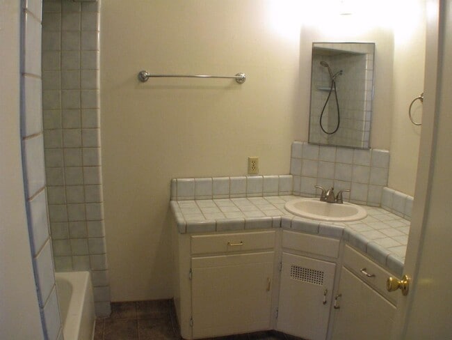 Building Photo - Bright & Breezy 3BR Fresno Retreat!