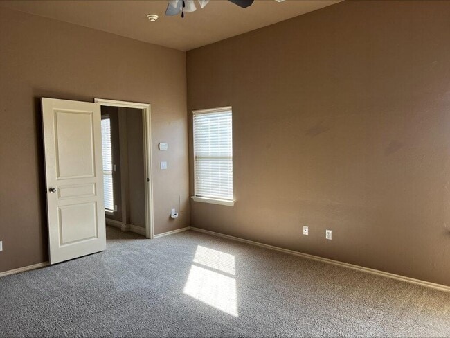 Building Photo - 13111 Red Oak Dr