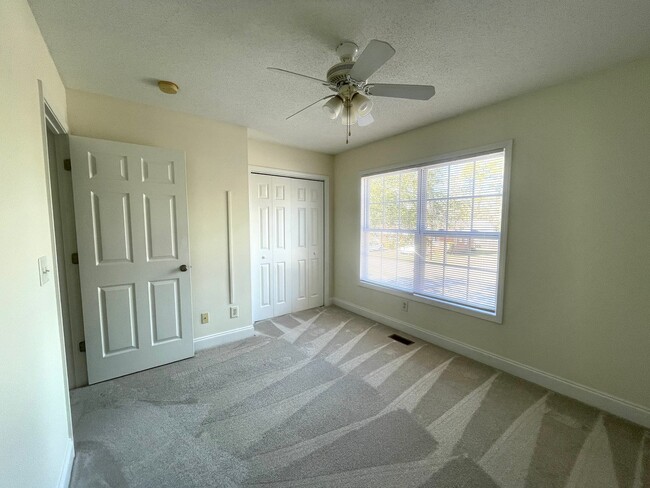 Building Photo - 3 Bedroom, 2.5 Bath Town Home - Large Back...