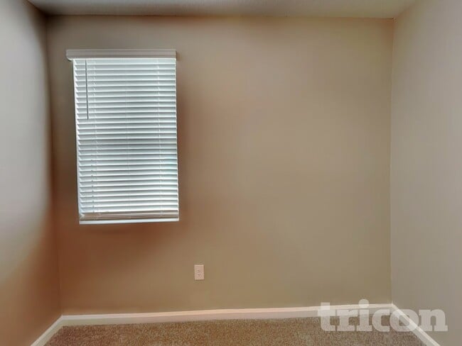 Building Photo - 733 Honeyrock St