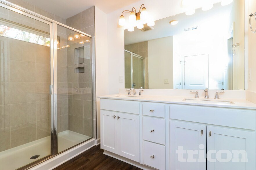 Building Photo - 2100 Rosemary Park Ln