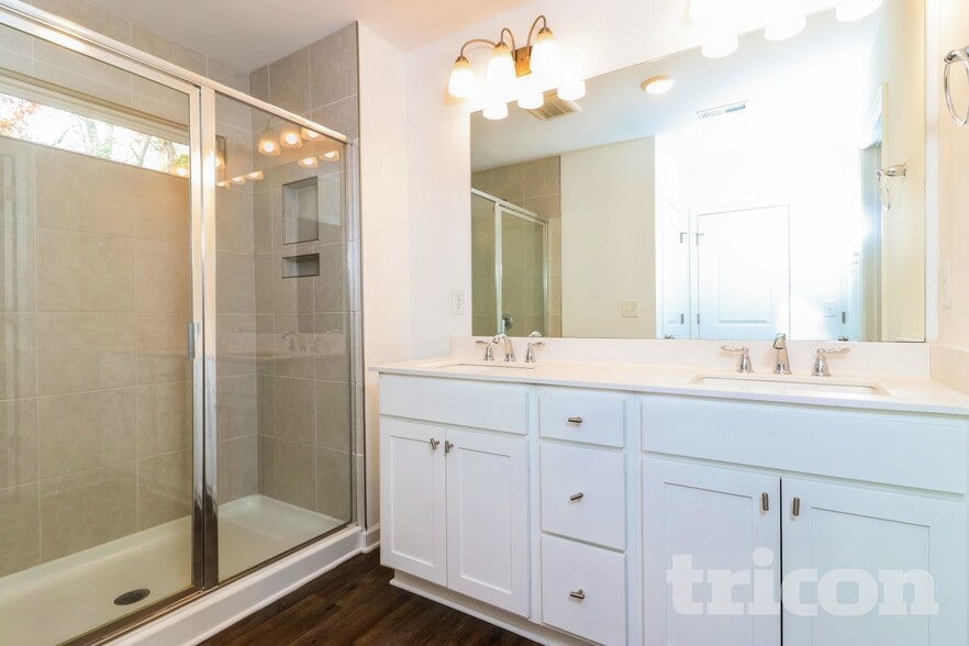 Building Photo - 2220 Rosemary Park Ln