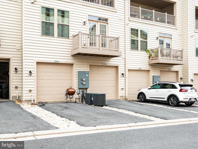 Building Photo - 5940 Etterbeek St