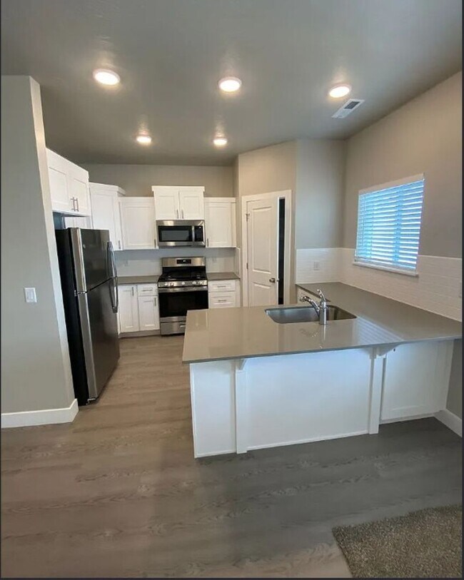 Building Photo - 3 Bedroom End-Unit Townhome in Cedar Bend – Great Cedar City Location