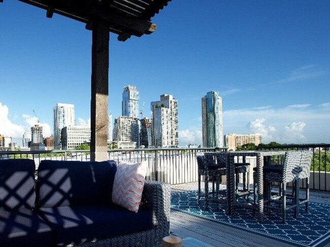 Building Photo - Luxury 1 Bed, 1.5 Bath Loft with Spectacular Downtown City Views