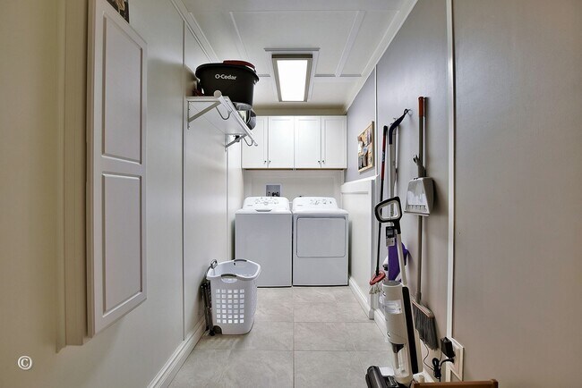 Building Photo - Move-in Ready 1-level in cul de sac with privacy fenced backyard