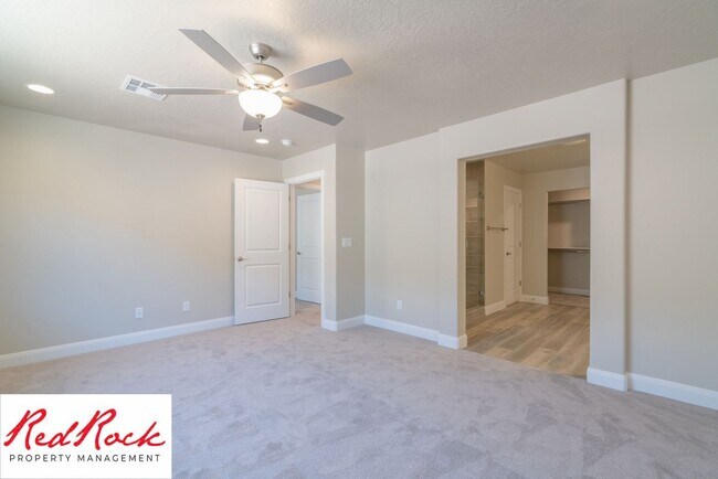 Building Photo - Stunning 4 Bedroom Townhome in Hurricane Heights