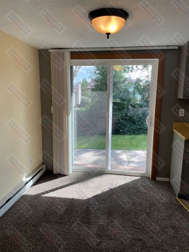 Building Photo - 3 bedroom, 1.5 bath townhome