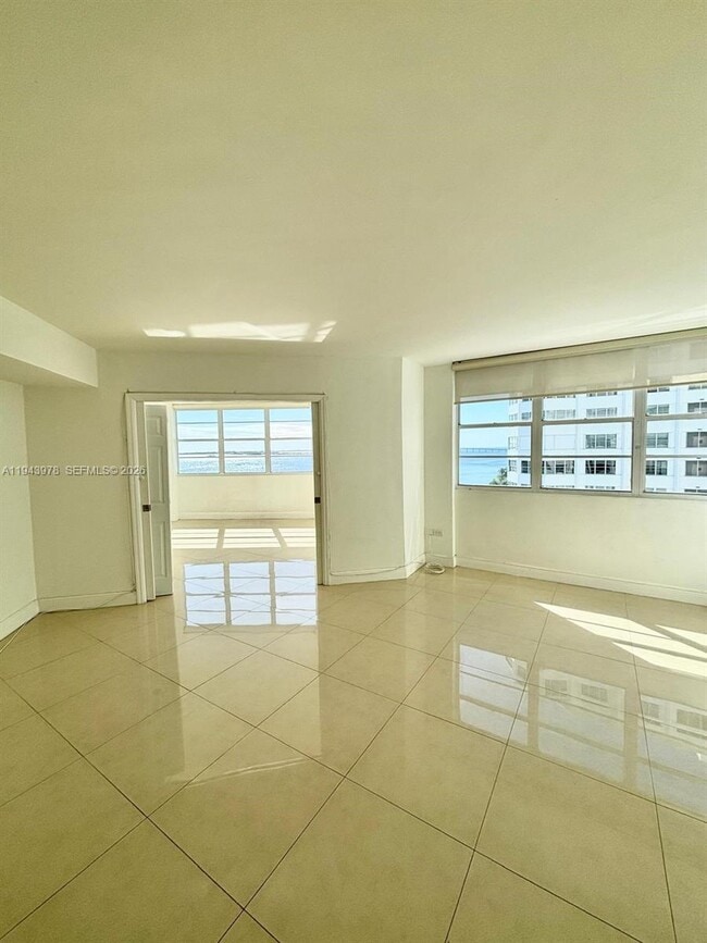 Building Photo - 801 Brickell Bay Dr