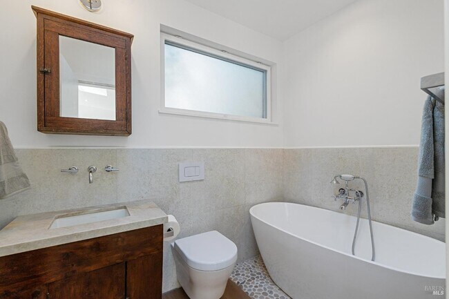 Building Photo - 15 Heuters Ln