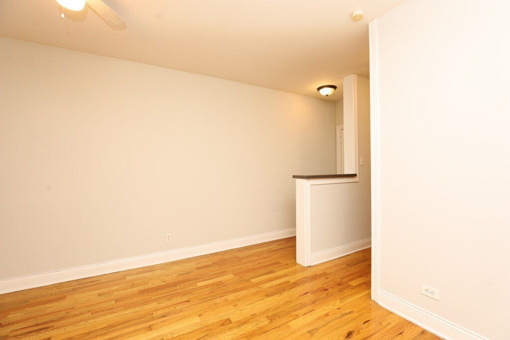 Building Photo - 457 W Melrose