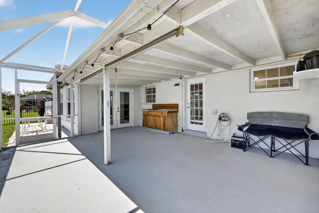 Building Photo - 416 SE Naranja Ave