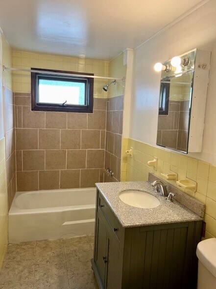 Building Photo - 136 Milton St