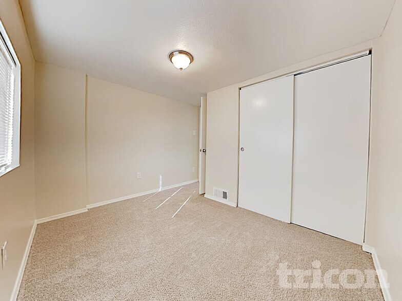 Building Photo - 1934 Creston Dr