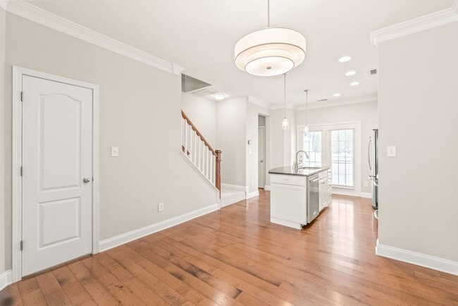 Building Photo - (Coming Soon) Newly Renovated Townhome Oas...