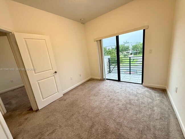 Building Photo - 20714 NE 5th Ct