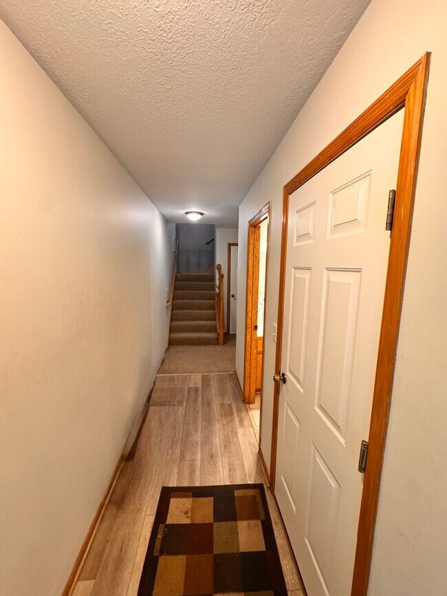 Building Photo - Gorgeous 3 Bedroom, 2 Full Bathroom Townhome in Desirable Location