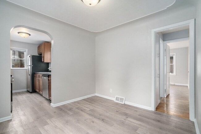 Building Photo - New Remodeled 3bed 1 bath home in Kalamazoo! Ask about our Deposit Free Leasing!!