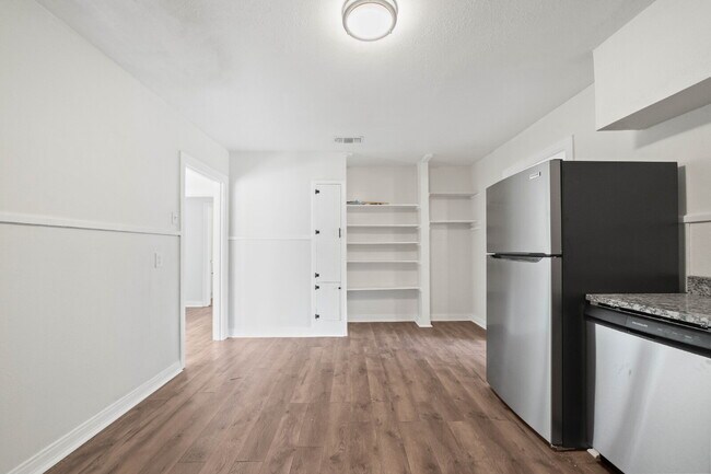 Building Photo - Large & Updated Home, Minutes from Texas Tech