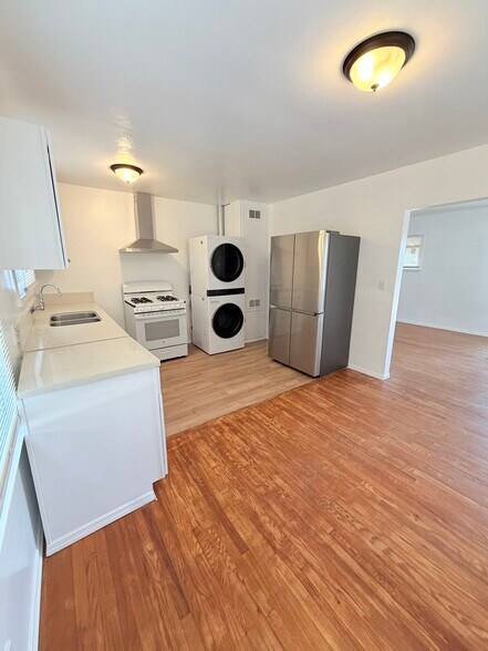 Building Photo - 7110 1/2 Haskell Ave