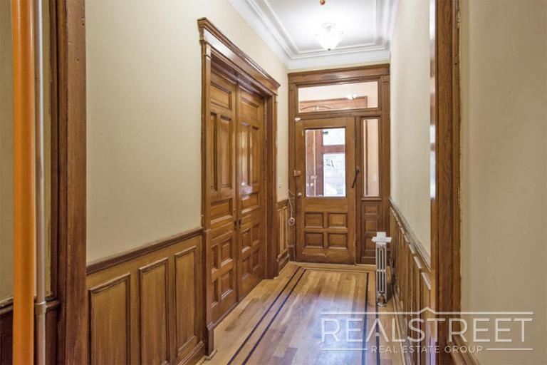 Building Photo - Stunning & Charming 1 BED in Historic Crow...