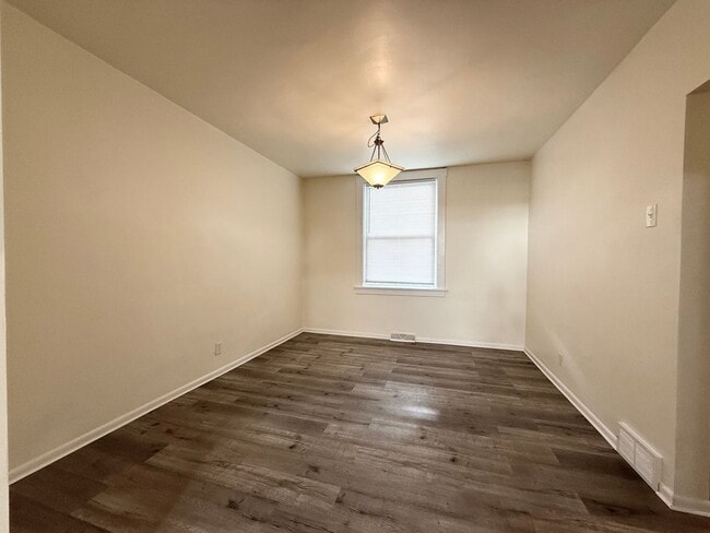 Building Photo - Updated 3BR 1 bath house with off street p...