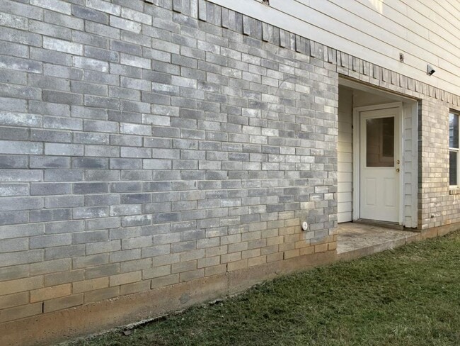 Building Photo - 1208 Village Garden Dr
