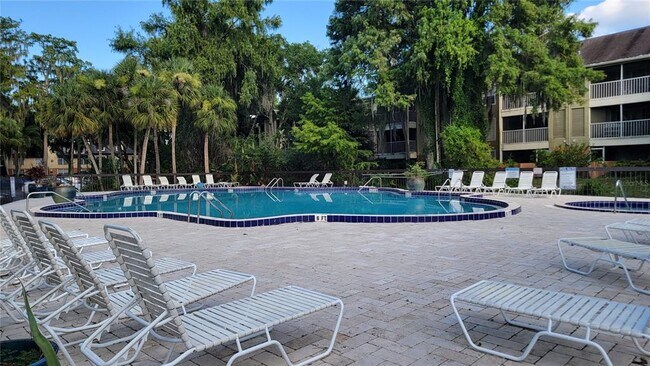 Building Photo - 4023 Versailles Dr
