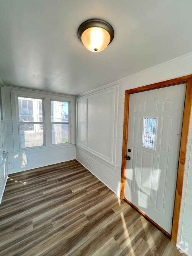 Building Photo - AVAILABLE JUNE - Single Level 2 Bed 1 Bath...